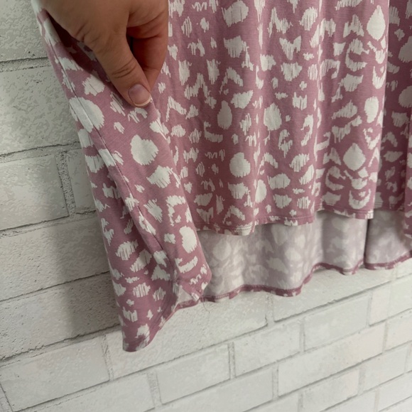 ELLEN TRACY Pink & White Hi-Low Short Sleeve Top - Picture 9 of 10